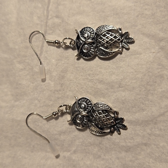 3/ $15 New Silver Owl Earrings - Picture 2 of 4